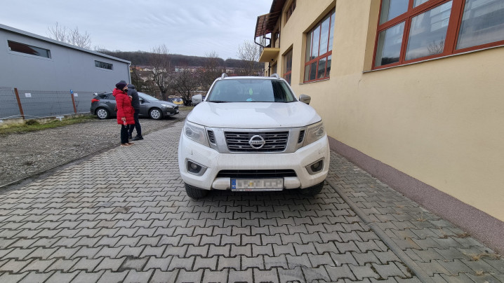Fedő típusú csomagtérfedél zárás és csomagtartó párnázás beszerelése a Nissan Navara NP300 2019-re