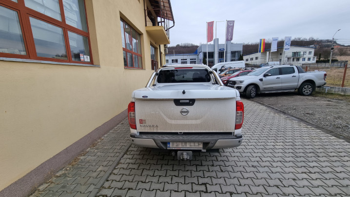 Fedő típusú csomagtérfedél zárás és csomagtartó párnázás beszerelése a Nissan Navara NP300 2019-re