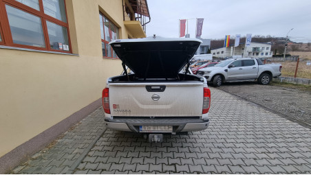 Fedő típusú csomagtérfedél zárás és csomagtartó párnázás beszerelése a Nissan Navara NP300 2019-re