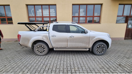 Fedő típusú csomagtérfedél zárás és csomagtartó párnázás beszerelése a Nissan Navara NP300 2019-re