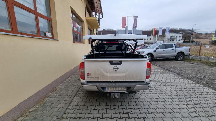 Fedő típusú csomagtérfedél zárás és csomagtartó párnázás beszerelése a Nissan Navara NP300 2019-re