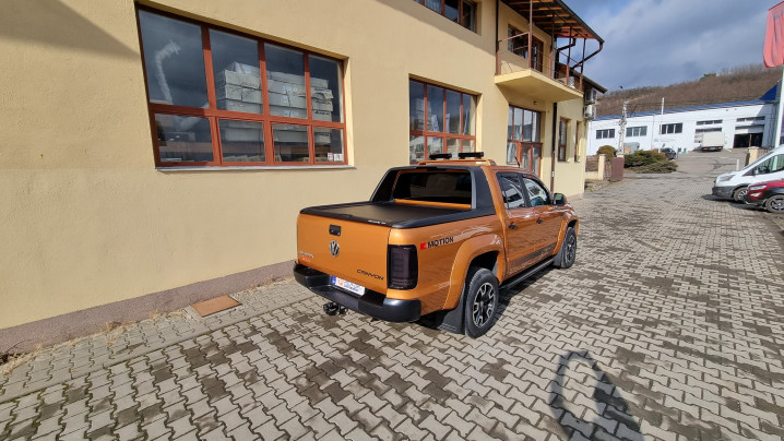 A motorháztető tekercs és a motorháztető terelő felszerelése a Volkswagen Amarok 2013-ra