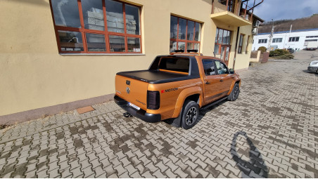 A motorháztető tekercs és a motorháztető terelő felszerelése a Volkswagen Amarok 2013-ra