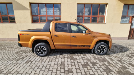 A motorháztető tekercs és a motorháztető terelő felszerelése a Volkswagen Amarok 2013-ra
