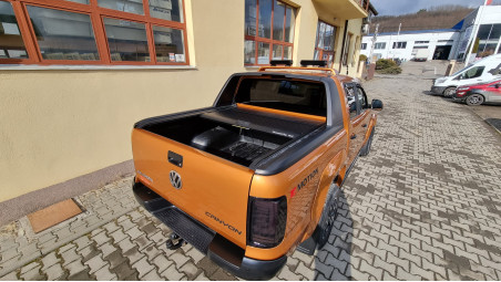A motorháztető tekercs és a motorháztető terelő felszerelése a Volkswagen Amarok 2013-ra