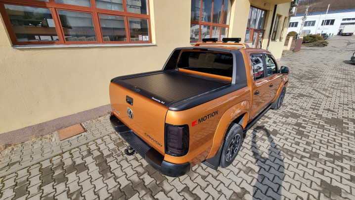 A motorháztető tekercs és a motorháztető terelő felszerelése a Volkswagen Amarok 2013-ra