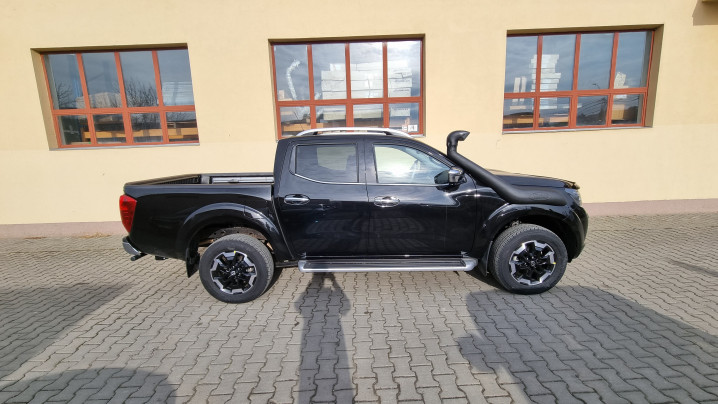 Motorháztető burkolat, légzőcső, motorháztető terelő, haspáncélok felszerelése a Nissan Navara NP300 2020-ra
