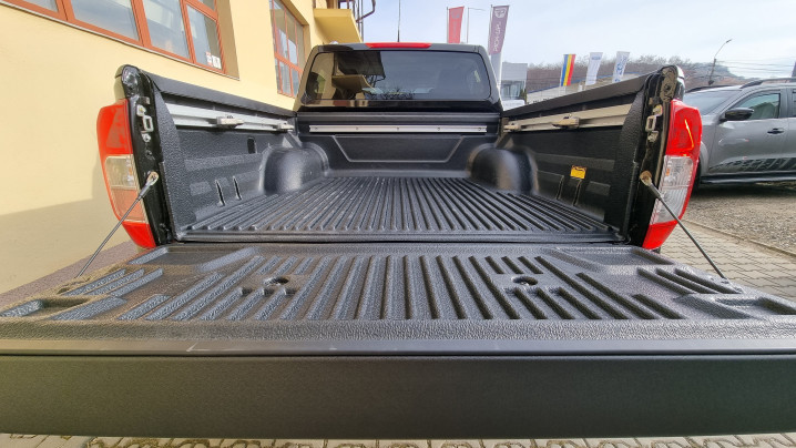 Montare Laderaumauskleidung, snorkel, deflector capota, smitturi pe Nissan Navara NP300 2020