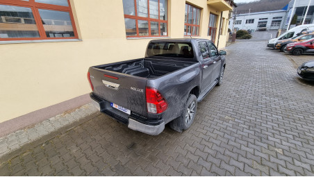 Csomagtartó burkolat felszerelése a Toyota Hilux 2016-ra