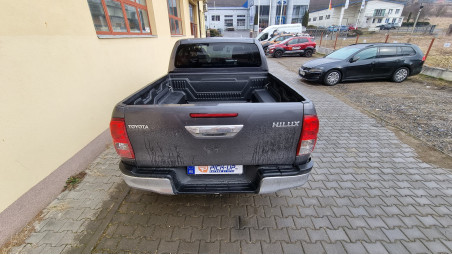 Csomagtartó burkolat felszerelése a Toyota Hilux 2016-ra