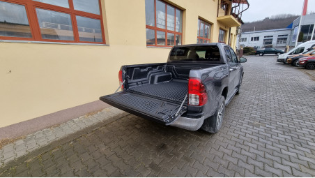 Csomagtartó burkolat felszerelése a Toyota Hilux 2016-ra