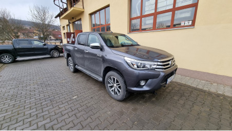 Csomagtartó burkolat felszerelése a Toyota Hilux 2016-ra