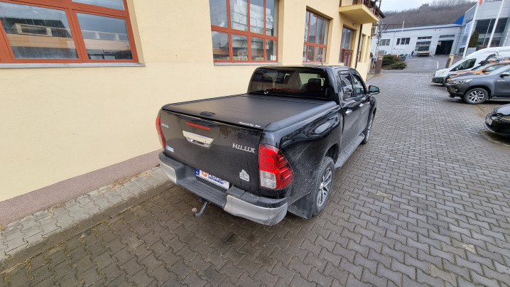 Csomagtartó burkolat és csomagtérgörgő beszerelése Toyota Hilux 2017-re