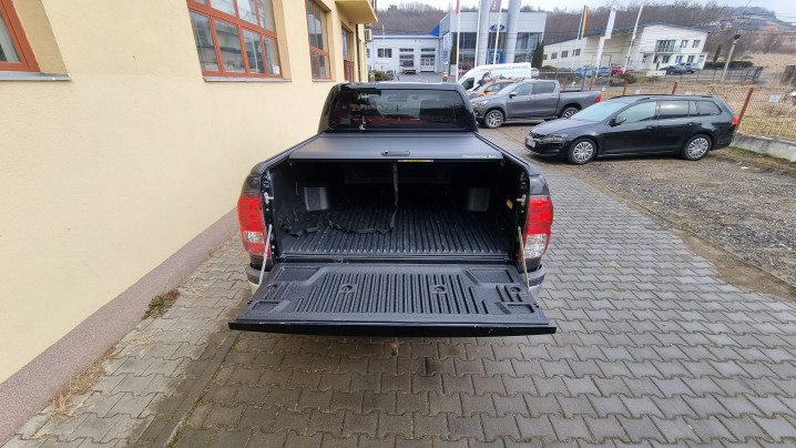 Csomagtartó burkolat és csomagtérgörgő beszerelése Toyota Hilux 2017-re