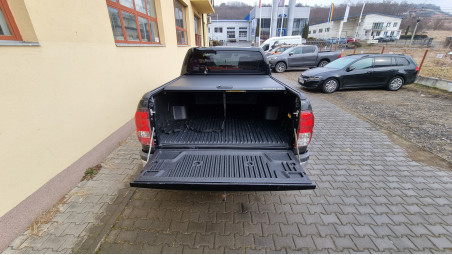 Csomagtartó burkolat és csomagtérgörgő beszerelése Toyota Hilux 2017-re