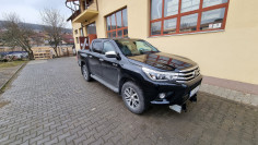 Csomagtartó burkolat és csomagtérgörgő beszerelése Toyota Hilux 2017-re