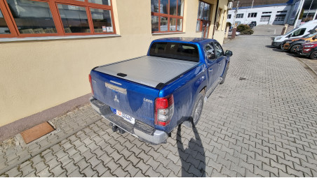 Lökhárítóplatóbélés és lökhárítógörgő felszerelése a Mitsubishi L200 2019-re