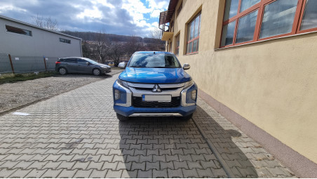 Lökhárítóplatóbélés és lökhárítógörgő felszerelése a Mitsubishi L200 2019-re