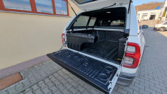 Keménytetős, használati ágy felszerelése a Toyota Hilux 2020-ra 2