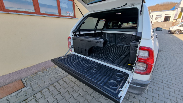 Keménytetős, használati ágy felszerelése a Toyota Hilux 2020-ra