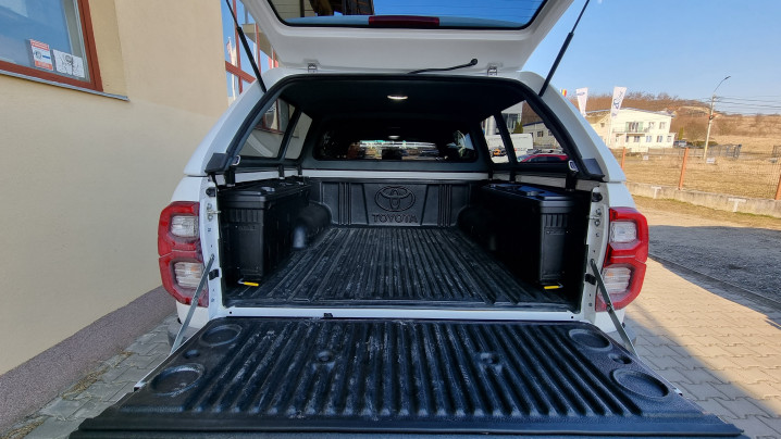 Keménytetős, használati ágy felszerelése a Toyota Hilux 2020-ra