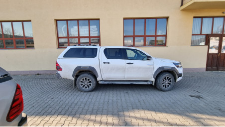 Keménytetős, használati ágy felszerelése a Toyota Hilux 2020-ra