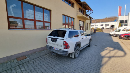 Keménytetős, használati ágy felszerelése a Toyota Hilux 2020-ra