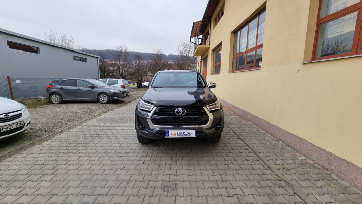 Montare rulou de bena, Anhängerkupplung und deflector geam und capota pe Toyota Hilux 2021