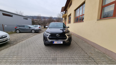 Vonóhoroggörgő, vonóhorog és ablak és motorháztető terelő beszerelése a Toyota Hilux 2021-re