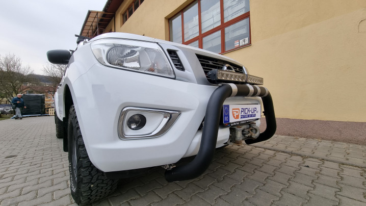 Motorháztető burkolat, bukócső, haspáncélok, fényvisszaverők felszerelése a Nissan Navara NP300-ra