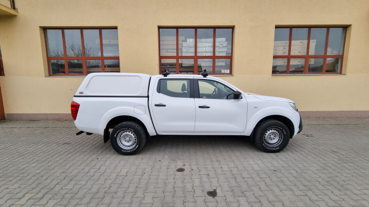 Motorháztető burkolat, bukócső, haspáncélok, fényvisszaverők felszerelése a Nissan Navara NP300-ra