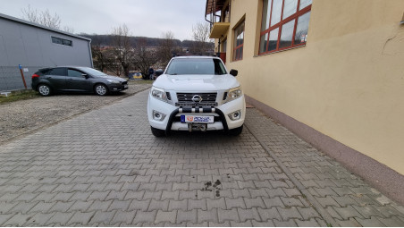 Motorháztető burkolat, bukócső, haspáncélok, fényvisszaverők felszerelése a Nissan Navara NP300-ra