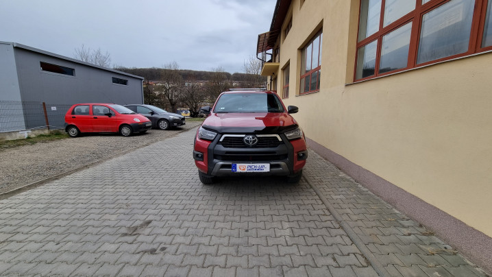 Keménytető és központi zár beszerelése a Toyota Hilux 2019-re