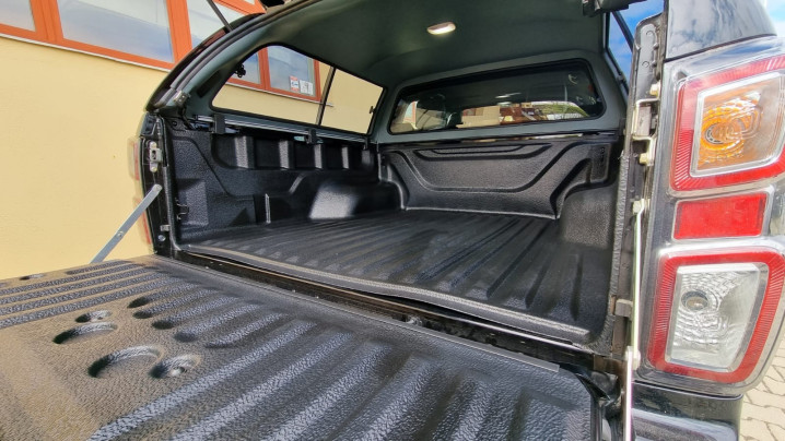 Csomagtartó és keménytetős platóbélés beszerelése az Isuzu D-Max 2019-re