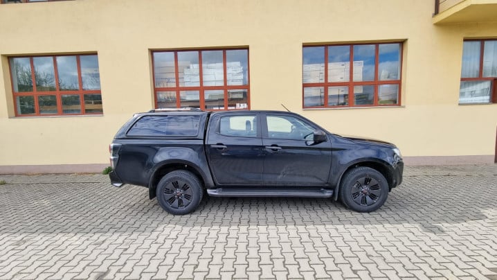 Csomagtartó és keménytetős platóbélés beszerelése az Isuzu D-Max 2019-re