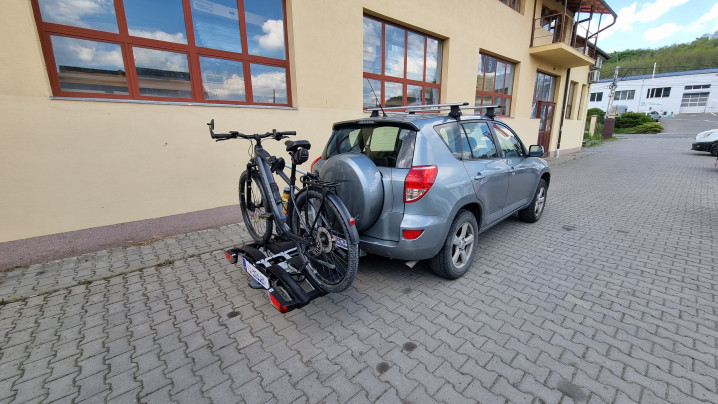 Vonóhorog és kerékpártartó felszerelése a Toyota Rav4-re