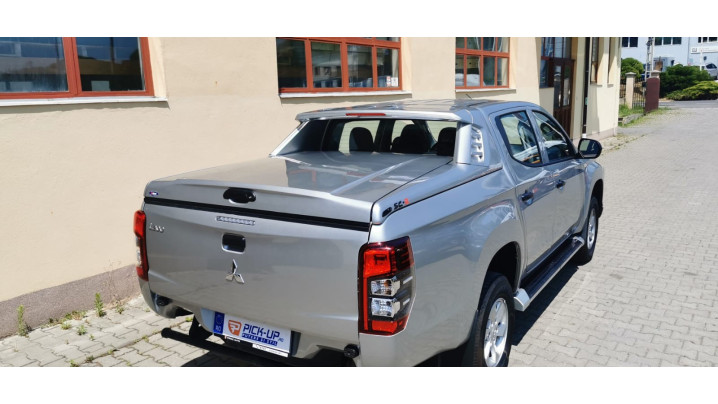A fedél típusú csomagtérfedél felszerelése a Mitsubishi L200 2020-ra