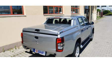 A fedél típusú csomagtérfedél felszerelése a Mitsubishi L200 2020-ra