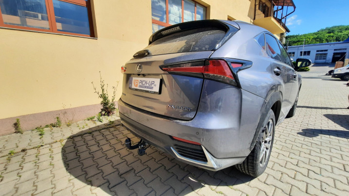 Vonóhorog beszerelése Lexus NX300 H-ra
