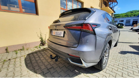 Vonóhorog beszerelése Lexus NX300 H-ra