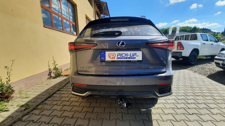 Vonóhorog beszerelése Lexus NX300 H-ra