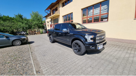 Csomagtartó fedél és segéddobozok beszerelése Ford F150-hez