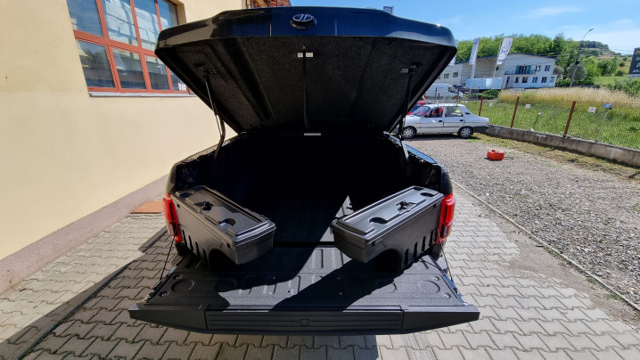 Csomagtartó fedél és segéddobozok beszerelése Ford F150-hez