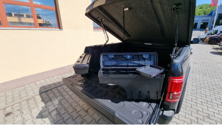 Csomagtartó fedél és segéddobozok beszerelése Ford F150-hez