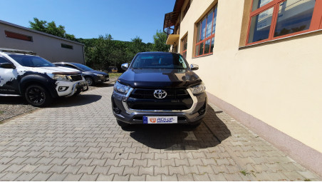 Roll cover, rollbar, window visors installed on Toyota Hilux 2020