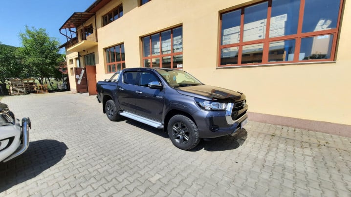 Bukórúd, bukócső, ablakterelők felszerelése a Toyota Hilux 2020-ra