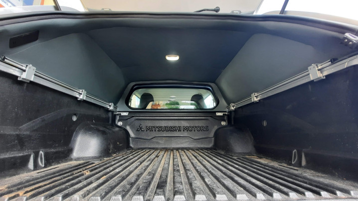 Keménytető és létratartó felszerelése a Mitsubishi L200 2020-ra
