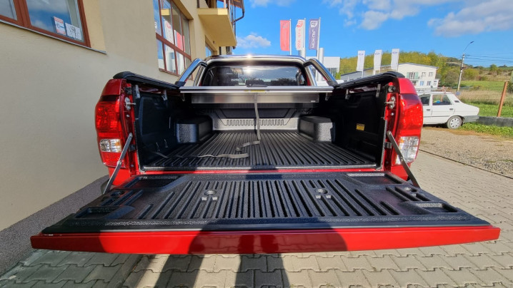 Monare rulou bena, rollbar, Laderaumauskleidung deflector geam und bullbar pe Toyota Hilux 2017