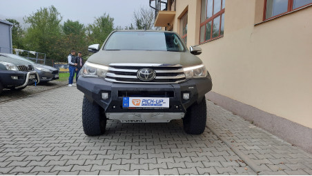 Csomagtérfedél és első lökhárító felszerelése a Toyota Hilux 2019-re