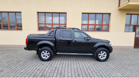 Fedő típusú motorháztető, bukócső, fényvisszaverők felszerelése Nissan Navada D40-re